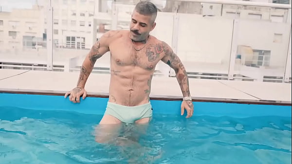 BRASILEIRO XL I FOUND A DELICIOUS DADDY IN THE POOL OF MY BUILDING AND HE LEFT HIS MECOS IN MY HOLE